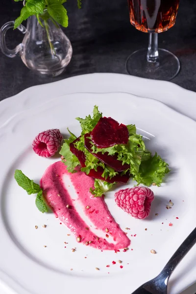 Beterraba assada com salada verde — Fotografia de Stock