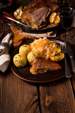 Köfte ile ördek kızartma