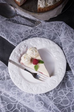 lezzetli ahududu kremalı pasta