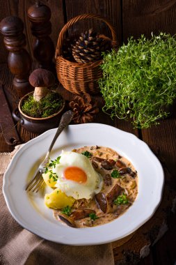 mantar patates ve çılbır plaka üzerinde