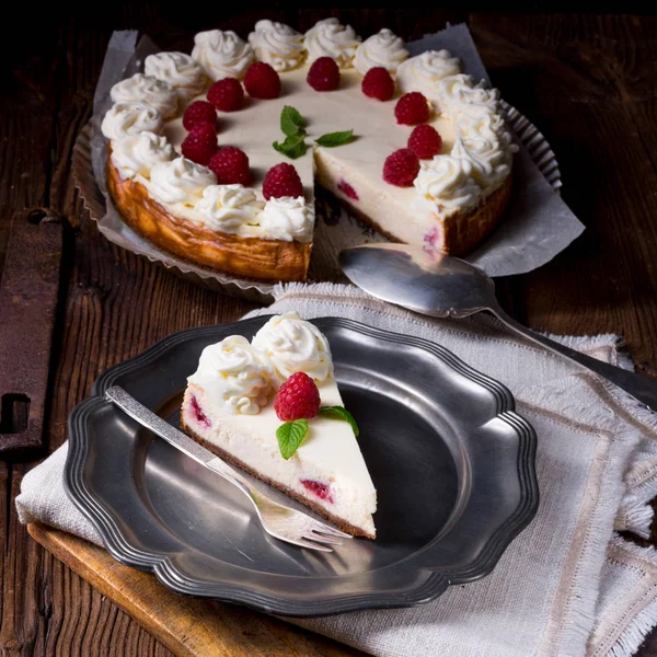 Leckere Himbeer-Sahnetorte — Stockfoto