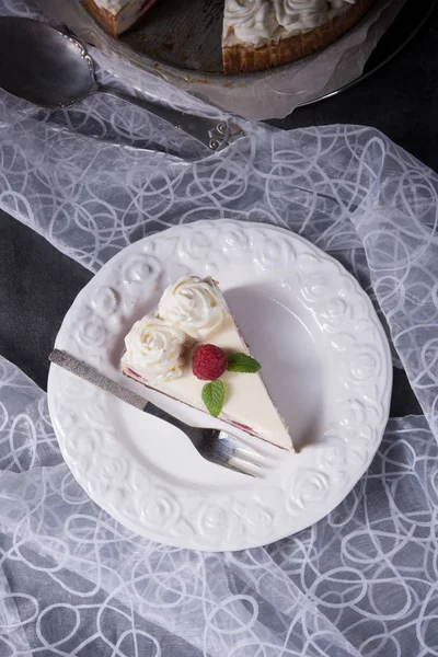 lezzetli ahududu kremalı pasta