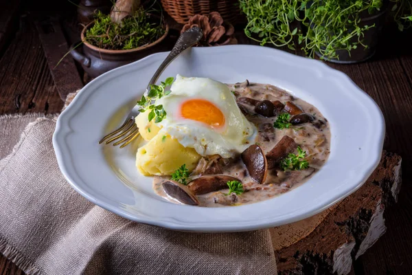 เห็ดกับมันฝรั่งและไข่ตุ๋นบนจาน — ภาพถ่ายสต็อก