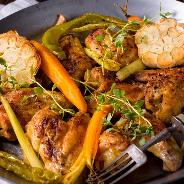 Karamelize havuç ile ızgara tavuk kanatları