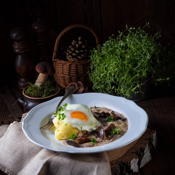 เห็ดกับมันฝรั่งและไข่ตุ๋นบนจาน — ภาพถ่ายสต็อก