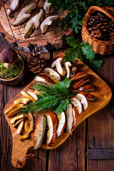 Kesme tahtası üzerinde kurutulmuş mantar