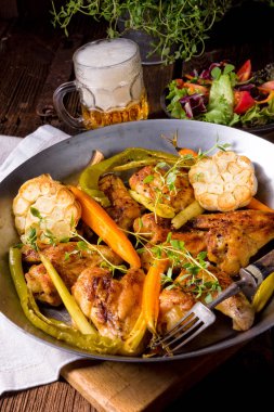 Karamelize havuç ile ızgara tavuk kanatları