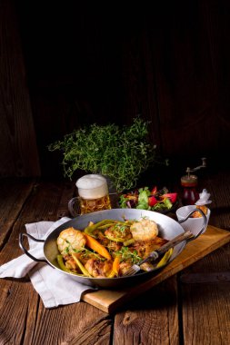 Karamelize havuç ile ızgara tavuk kanatları