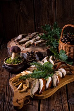 Kesme tahtası üzerinde kurutulmuş mantar