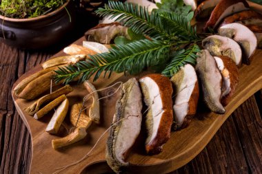 Kesme tahtası üzerinde kurutulmuş mantar