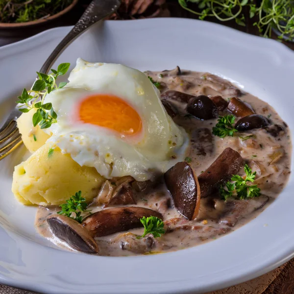 Champiñones con patata y huevo escalfado en plato —  Fotos de Stock