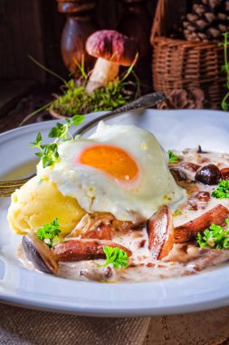 mantar patates ve çılbır plaka üzerinde