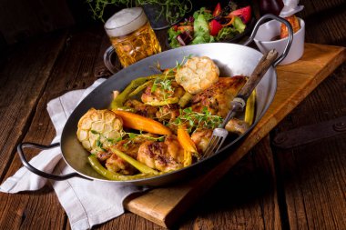 Karamelize havuç ile ızgara tavuk kanatları