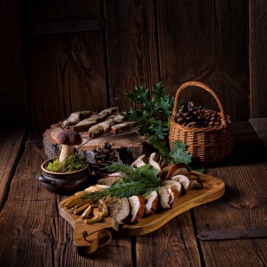 Kesme tahtası üzerinde kurutulmuş mantar