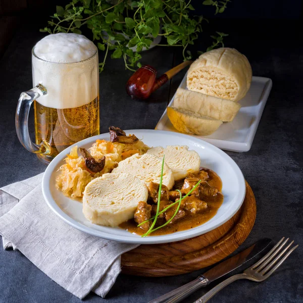 Bolinho de massa checo original com goulash — Fotografia de Stock