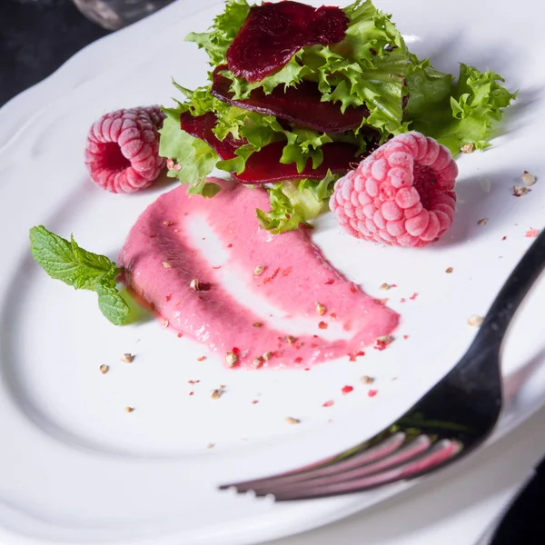 Baked beet with green salad — Stock Photo, Image