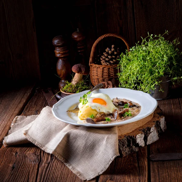Pilze mit Kartoffeln und pochiertem Ei auf Teller — Stockfoto