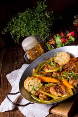 Karamelize havuç ile ızgara tavuk kanatları