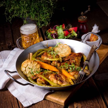 Karamelize havuç ile ızgara tavuk kanatları