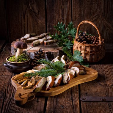 Kesme tahtası üzerinde kurutulmuş mantar