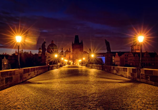 Famoso ponte Carlo di notte — Foto Stock
