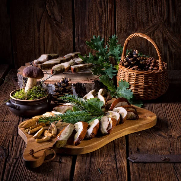 Kesme tahtası üzerinde kurutulmuş mantar