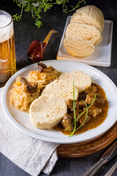 Bolinho de massa checo original com goulash — Fotografia de Stock