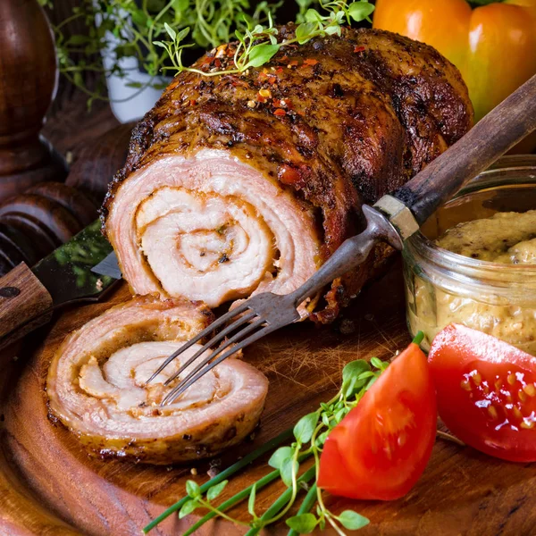 tam olarak domuz pastırması rulo kavrulmuş