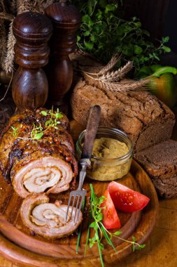 tam olarak domuz pastırması rulo kavrulmuş