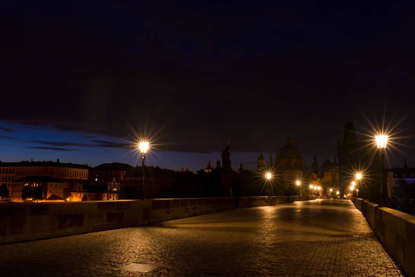 Famoso ponte Carlo di notte — Foto Stock