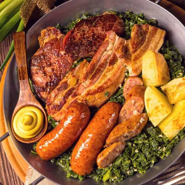 Grünkohl mit Kartoffeln und Fleisch in der Pfanne — Stockfoto