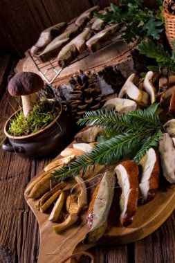 Kesme tahtası üzerinde kurutulmuş mantar