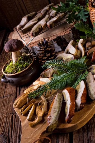 Kesme tahtası üzerinde kurutulmuş mantar