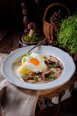 mantar patates ve çılbır plaka üzerinde