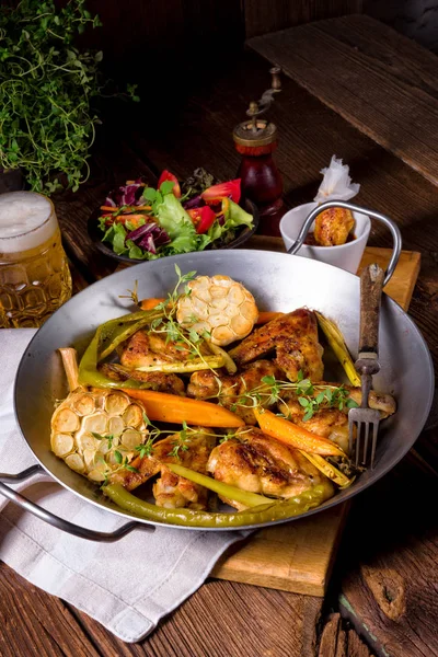 Karamelize havuç ile ızgara tavuk kanatları