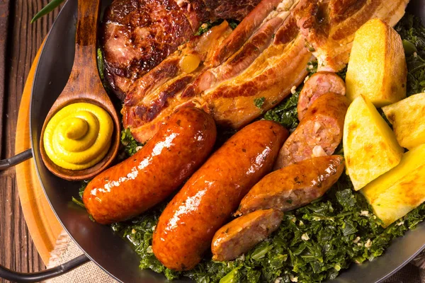 Grünkohl mit Kartoffeln und Fleisch in der Pfanne — Stockfoto