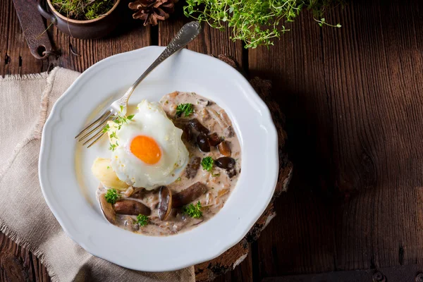 Funghi con patata e uovo in camicia sul piatto — Foto Stock