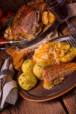 Köfte ile ördek kızartma