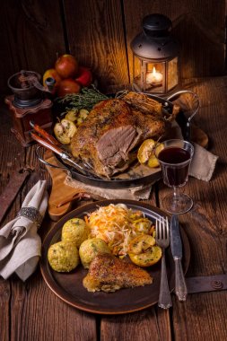 Köfte ile ördek kızartma