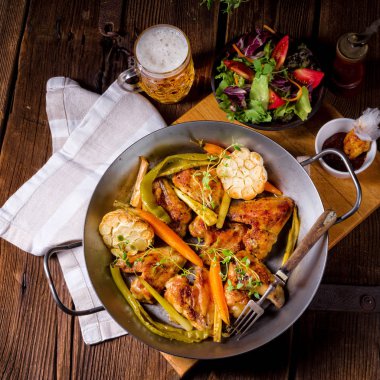 Karamelize havuç ile ızgara tavuk kanatları