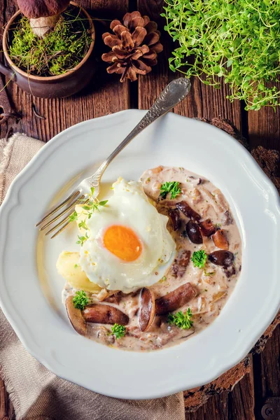 Funghi con patata e uovo in camicia sul piatto — Foto Stock