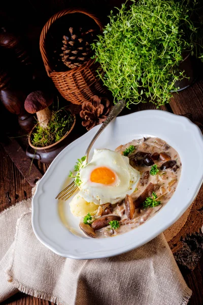 Pilze mit Kartoffeln und pochiertem Ei auf Teller — Stockfoto