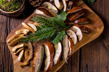 Kesme tahtası üzerinde kurutulmuş mantar