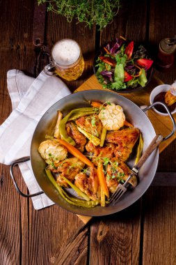 Karamelize havuç ile ızgara tavuk kanatları