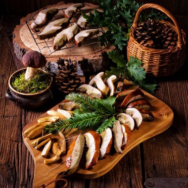 Kesme tahtası üzerinde kurutulmuş mantar