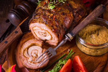 tam olarak domuz pastırması rulo kavrulmuş