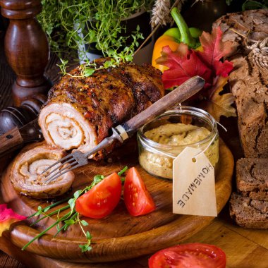 tam olarak domuz pastırması rulo kavrulmuş