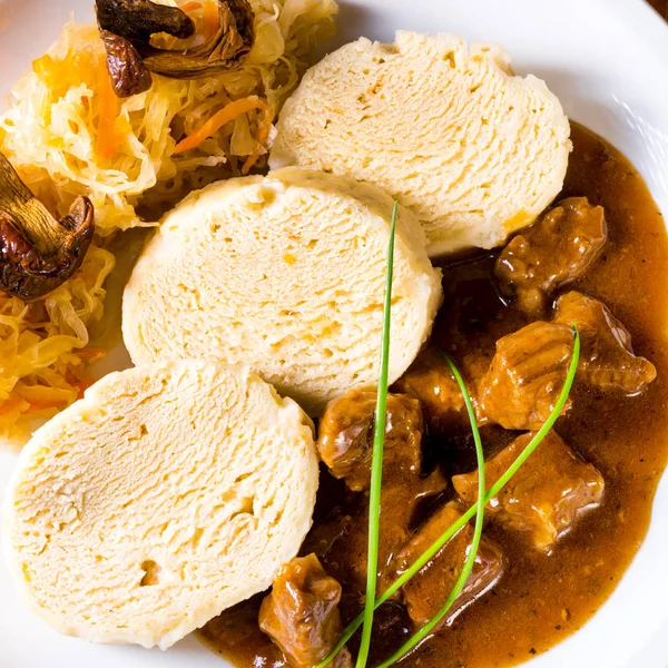 Dumpling czech asli dengan goulash — Stok Foto