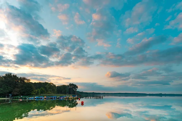 Wolken, die sich auf der Wasseroberfläche des Sees spiegeln — Stockfoto