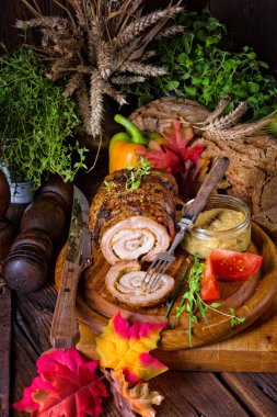 tam olarak domuz pastırması rulo kavrulmuş